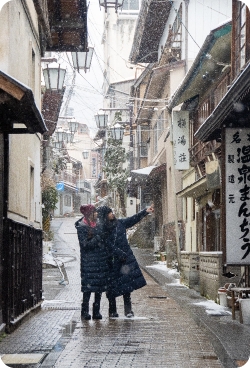 Enjoying the shopping streets of the Shinetsu area in winter